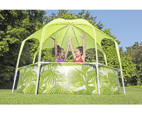 Barnpool med solskyddstak och bladmönster i trädgården