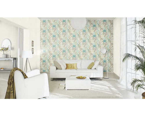 Ljust vardagsrum med blommönstrad tapet, soffa och fåtölj