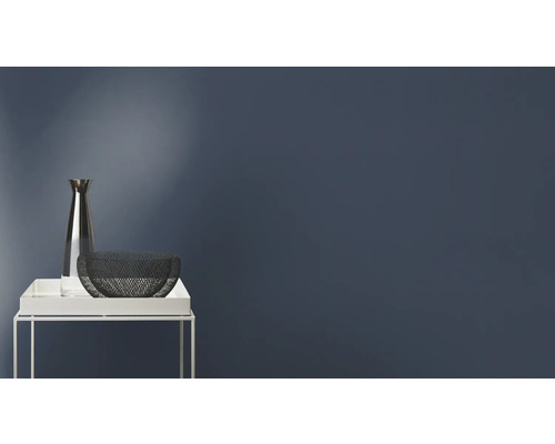 Dekoration med vas och skål på ett sidobord