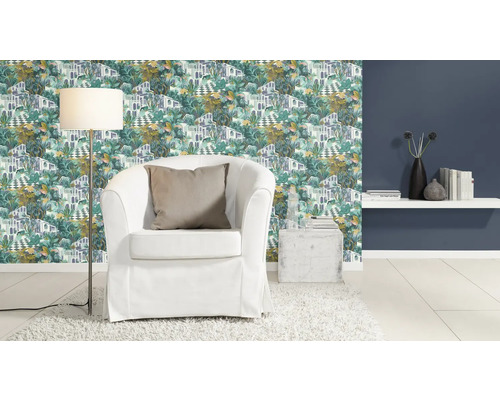 Vardagsrum med mönstrad tapet, fåtölj och golvlampa