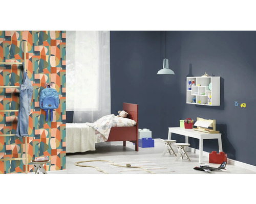 Barnvänligt rum med säng, leksaker och geometrisk tapet