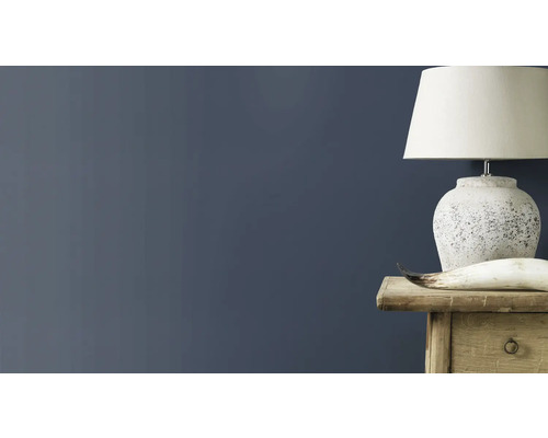 Dekorativ bordslampa på ett nattduksbord i sovrummet