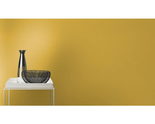 Dekorativ scen med bord, vas och skål