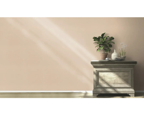 Dekorativt sidobord med växter och dekorativa föremål i ett ljust rum.