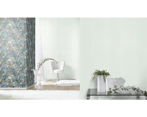 Dekorerat rum med mönstrad tapet och möbler