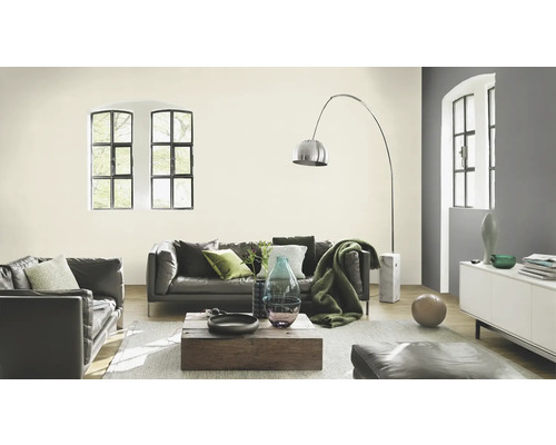 Vardagsrum med soffa, fåtölj, soffbord och golvlampa