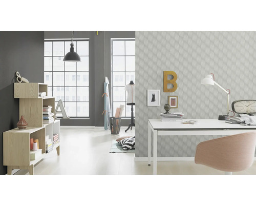 Ljust rum med skrivbord, stol, hyllor och stort fönster för en modern atmosfär