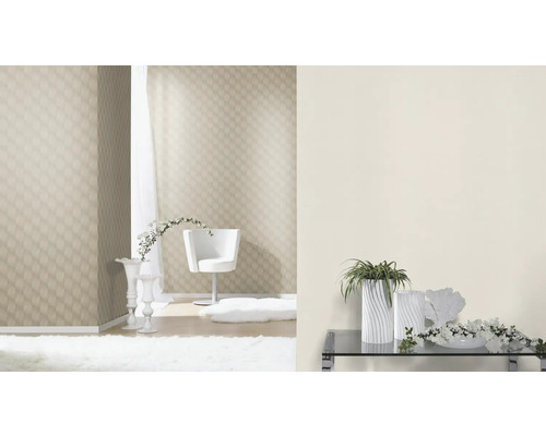 Ljust rum med mönstrad tapet, stol och dekoration