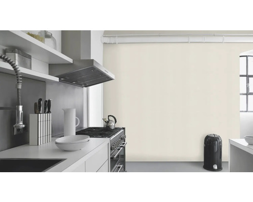 Modernt kök med vita element och neutral väggfärg