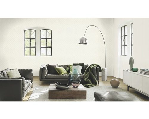 Vardagsrum med lädersoffa, soffbord i trä och golvlampa med båge