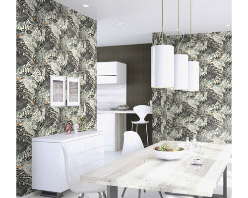En matsal med matbord och stolar och en tapet med bladmönster.