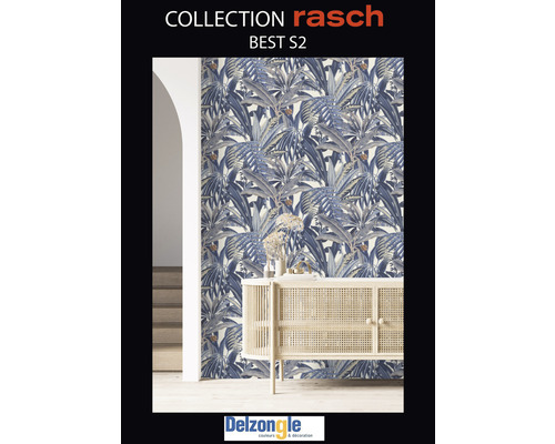 Rum med Rasch-tapet med bladmönster och ljust träskåp