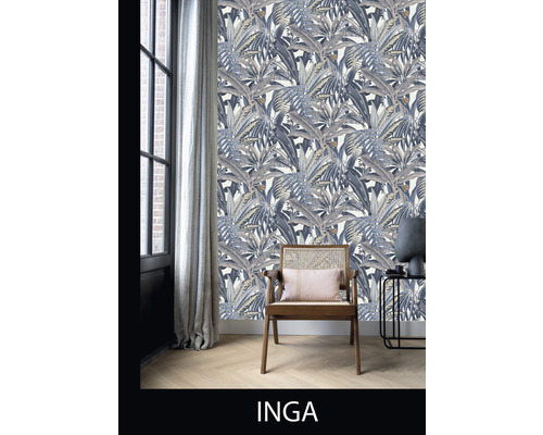 Dekorerat rum med en mönstrad tapet, en stol och ett sidobord