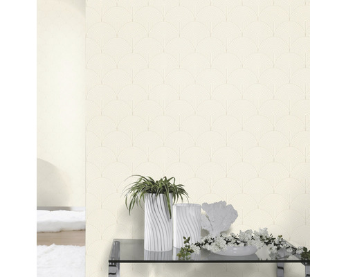 Rumsutsikt med mönstrad tapet, bord och dekoration