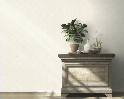 Vägg med mönstrad tapet, byrå med växter och dekoration