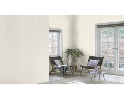 Ljust rum inrett med två stolar, sidobord och växter.