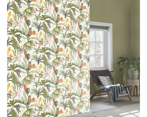 Vardagsrum med djungeltapet med papegojor, tropiska blad och blommor