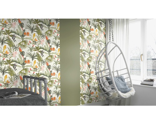 Dekorativt rum med djungeltapet och hängande stol