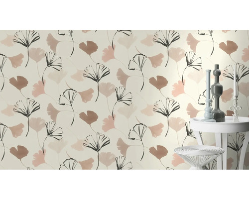 Tapet med ginkgobladsmönster i vardagsrum