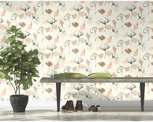 Rumsöversikt med blommig tapet, bänk och krukväxt