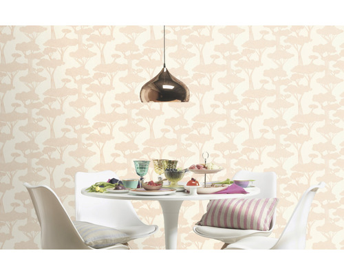 Scen av en matsal med tapeter med trämotiv och ett matbord