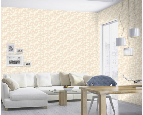 Vardagsrum med mönstrad tapet, soffa och matbord
