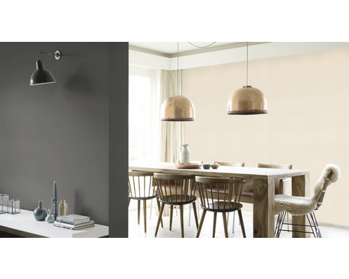 Ljust och organiserat matrum med matbord, stolar och hänglampor