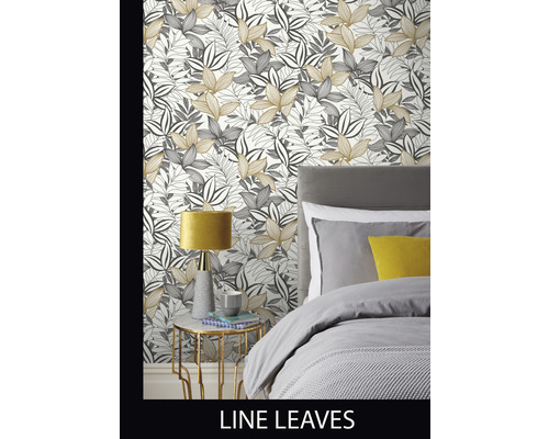 Sovrum med tapet med bladmönster, sängbord och lampa