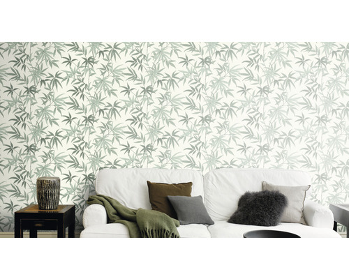 Vardagsrum med soffa och tapet med bladmönster