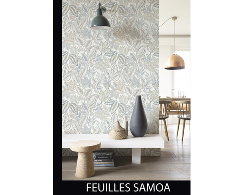 Vardagsrum med tapet med bladmönster, lampa och dekorativa föremål