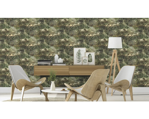Vardagsrum med tapet med djungelmotiv, byrå, fåtöljer och golvlampa.
