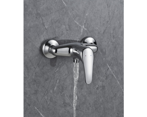 Väggarmatur med vattenstråle mot en grå marmorvägg