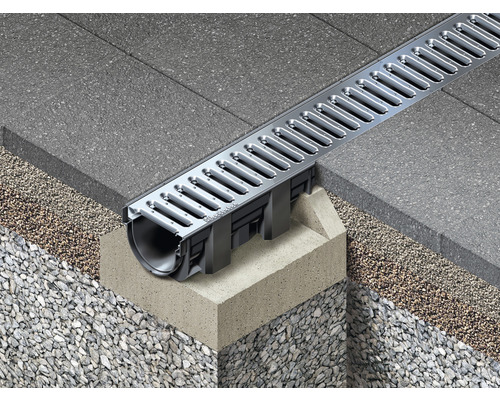 Detaljvy av en inbyggd dräneringsränna med galler