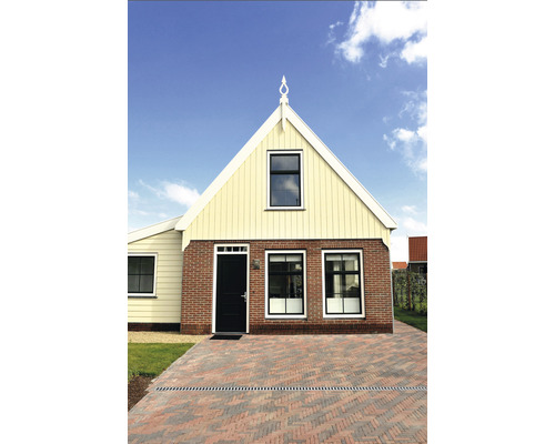 Vy från ett bostadshus med tegelfasad och uppfart