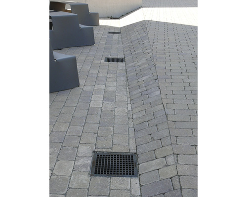 Stenplattor med dräneringsrännor och galler