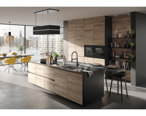 Ljust kök med köksö, sittplats och inbyggda skåp i trädekor