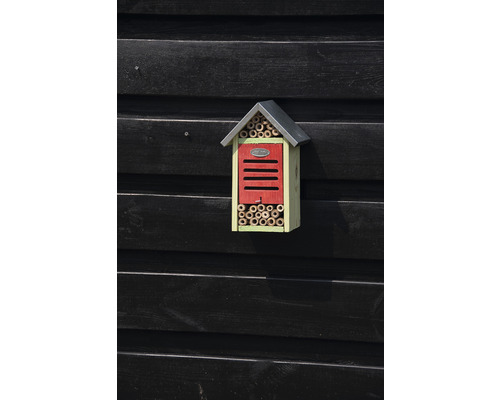 Insekthotell av trä med bamburör för trädgården