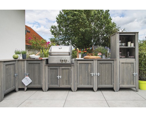 Utekök med grill och träskåp på en terrass
