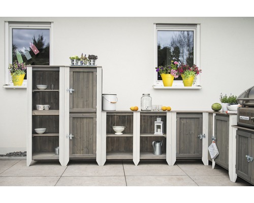 Trädgårdskök med skåp, hyllor och arbetsyta utomhus