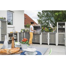 Trä utekök med grill och kvinna som grillar