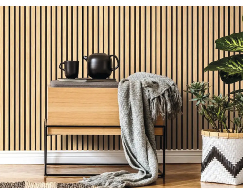 Vardagsrum med väggpaneler, byrå och krukväxt