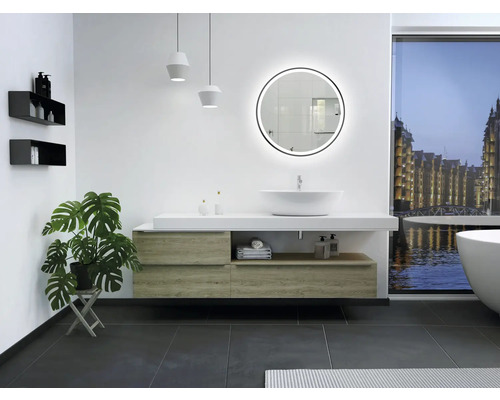 Modernt badrum med tvättställ, spegel och växter