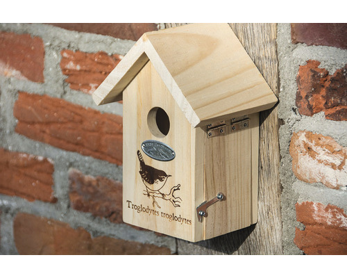 Fågelholk av trä med en illustration av en gärdsmyg