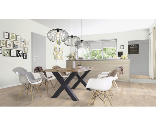 Ljust matrum med träbord, svarta metallben och vita stolar under hängande lampor.