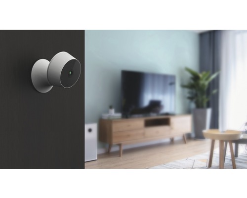 Övervakningskamera på väggen i ett vardagsrum