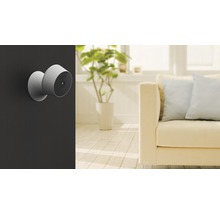 Väggmonterad övervakningskamera i ett vardagsrum