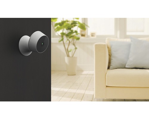 Väggmonterad övervakningskamera i ett vardagsrum