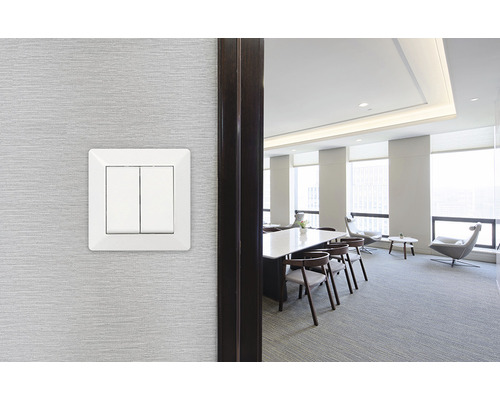 Dubbel strömbrytare på väggen i ett konferensrum