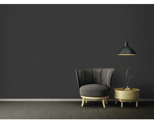 Vardagsrum med fåtölj, sidobord och hänglampa