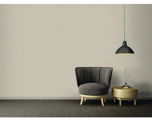 Rum med fåtölj, sidobord och hängande lampa